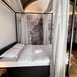 Moonlight Center Studio-private Parking, King * Cluj-Napoca