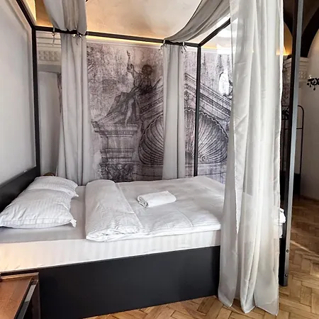 Moonlight City Center Studio-Private Parking, King Apartment Cluj-Napoca