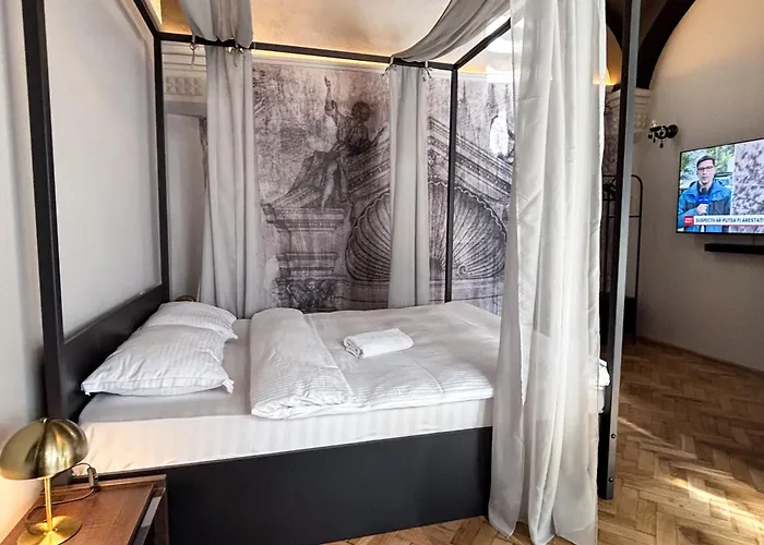 Moonlight City Center Studio-Private Parking, King Apartment Cluj-Napoca